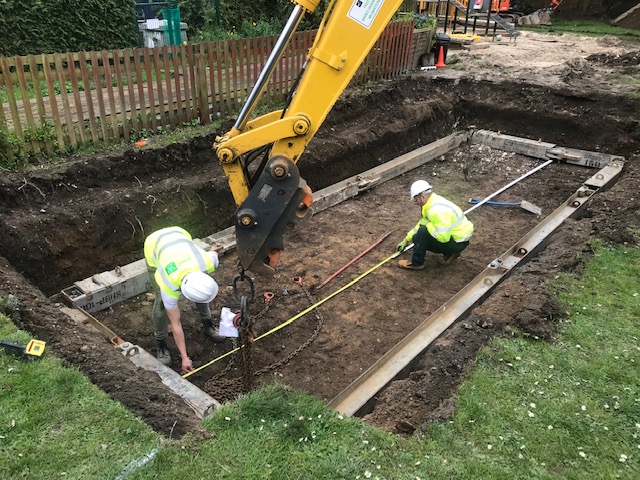 Setting up the hydraulic brace for the ground shoring